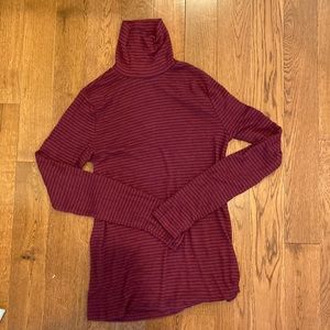 Women’s medium gap striped turtleneck shirt